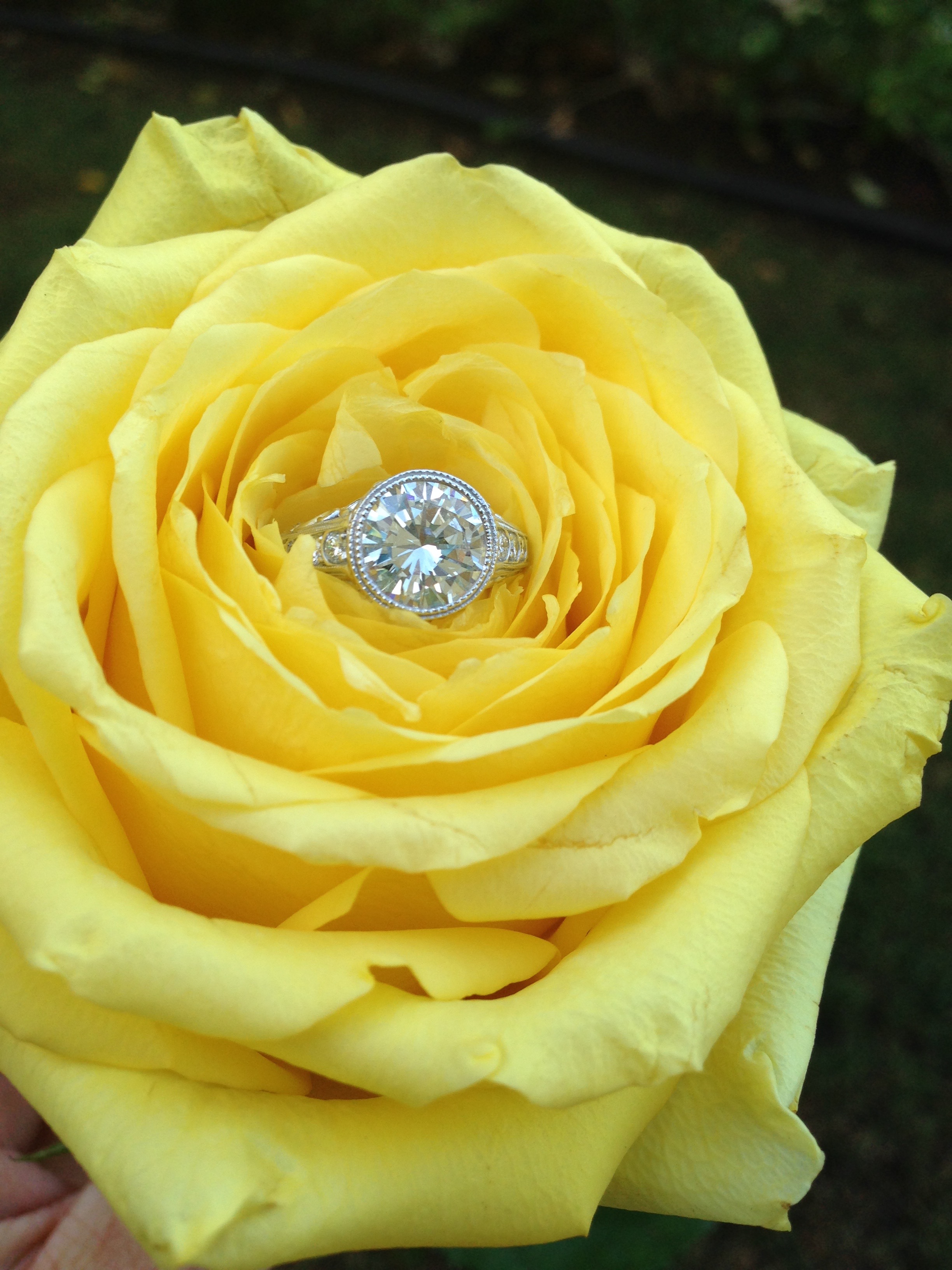 Round diamond antique style engagement ring